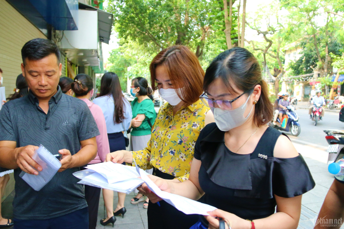 Vụ đề thi ở Hà Nội bị in mờ: Phụ huynh kéo nhau lên Sở GD-ĐT đòi điểm cho con