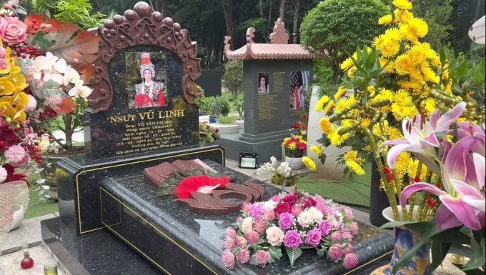 NSƯT Thanh Thanh Tâm từ Mỹ trở về viếng mộ người tình sân khấu Vũ Linh, nghẹn ngào vì đến quá muộn màng