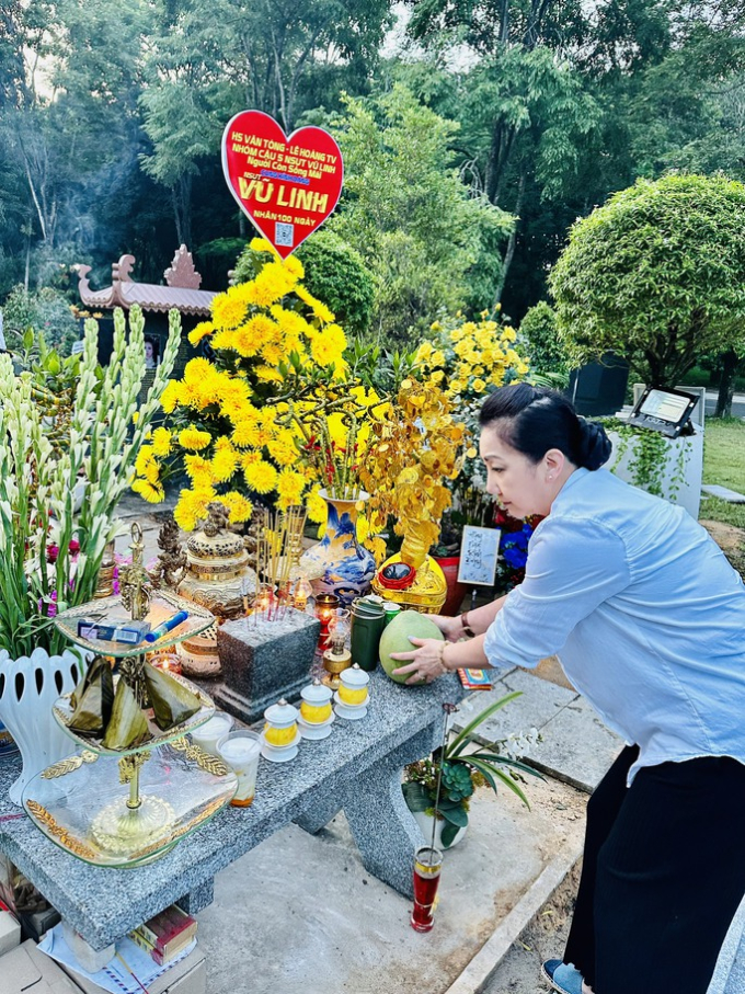 NSƯT Thanh Thanh Tâm từ Mỹ trở về viếng mộ người tình sân khấu Vũ Linh, nghẹn ngào vì đến quá muộn màng
