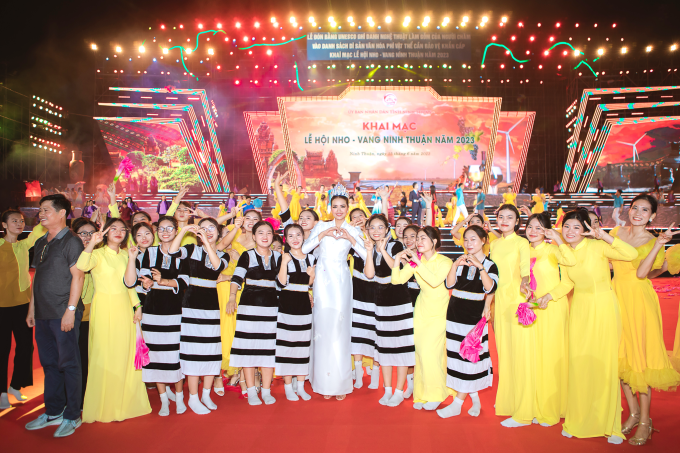 Hoa hậu Ngọc Châu trở thành Đại sứ truyền thông lễ đón Bằng của UNESCO, trải nghiệm làm gốm cùng người dân