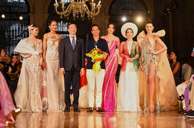 Hoa hậu Thu Hoài diện áo dài bên trời Tây, làm vedette cho NTK Hoàng Hải đầy duyên dáng