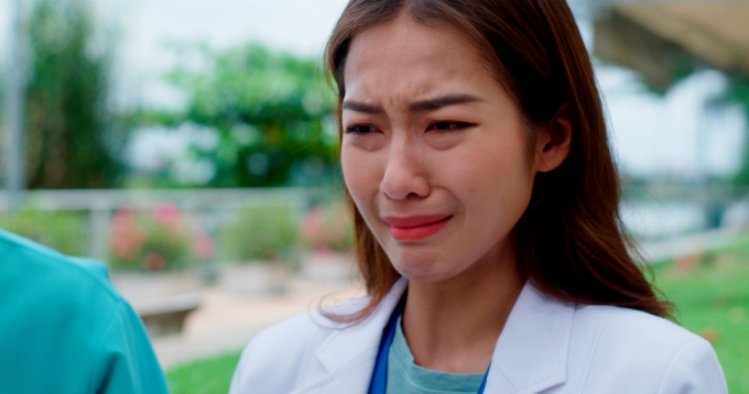 Doctor Lof - Bác sĩ hạnh phúc: Khả Ngân sang chấn tâm lý, bật khóc nức nở sau lần đầu cầm dao mổ chính