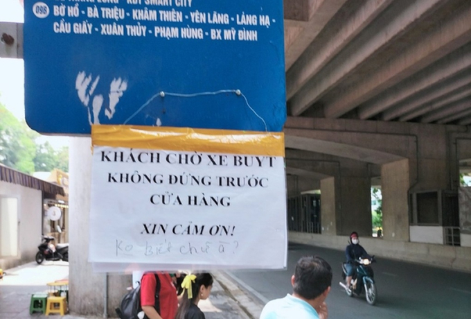 Hà Nội: Chủ quán treo biển không biết chữ à đuổi khéo người chờ xe buýt