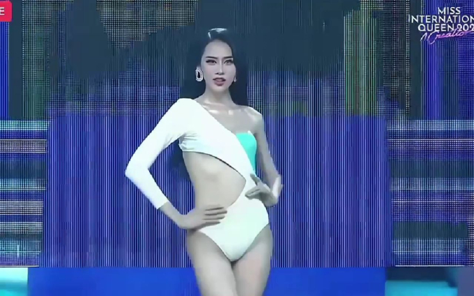 Miss International Queen: Dịu Thảo catwalk chân thẳng tắp, diễn áo tắm mát lòng cô giáo Hương Giang
