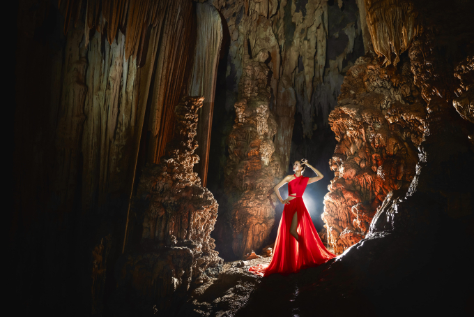 HHen Niê tung bộ ảnh thời trang ấn tượng tại hang động Tú Làn, quảng bá du lịch tỉnh Quảng Bình