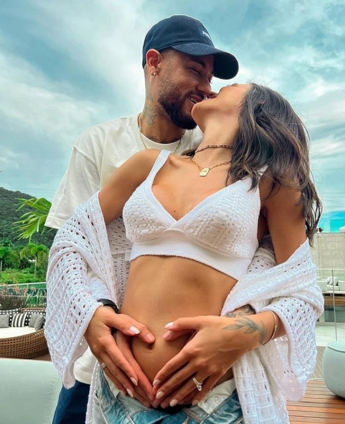 SỐC: Siêu sao Neymar ngoại tình khi bạn gái đang mang thai