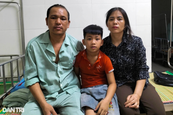 Con trai bỏ học đi phụ hồ kiếm tiền cứu bố mắc cùng lúc 2 bệnh ung thư