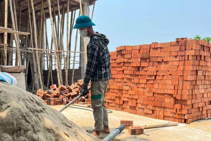 Con trai bỏ học đi phụ hồ kiếm tiền cứu bố mắc cùng lúc 2 bệnh ung thư