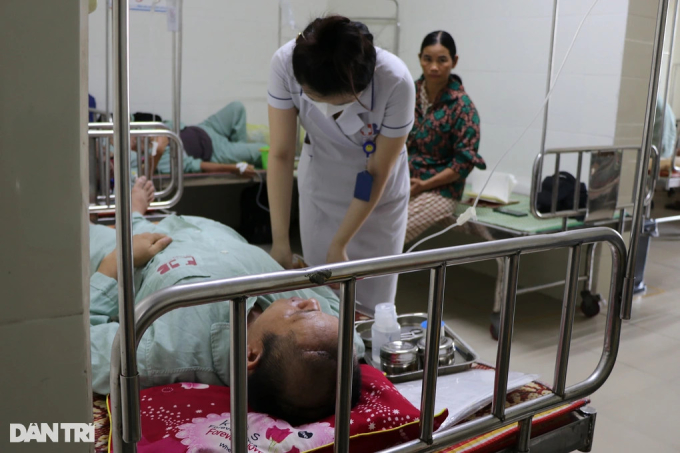 Con trai bỏ học đi phụ hồ kiếm tiền cứu bố mắc cùng lúc 2 bệnh ung thư