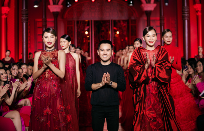 NTK Lê Thanh Hòa khai màn, đánh dấu cột mốc 15 năm của Vietnam International Fashion Week