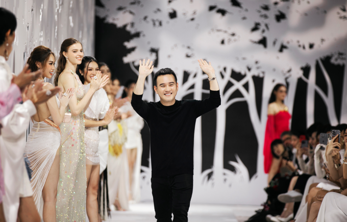 NTK Lê Thanh Hòa khai màn, đánh dấu cột mốc 15 năm của Vietnam International Fashion Week