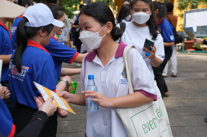 Tổng kết ngày thi đầu tiên THPTQG 2023: Nhiều thí sinh trật tủ, lệch ngăn môn Văn, đề thi Toán khiến sĩ tử “choáng váng”
