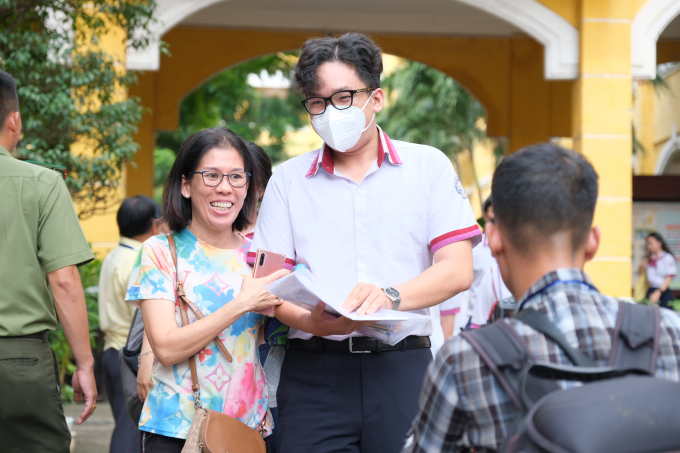 Tổng kết ngày thi đầu tiên THPTQG 2023: Nhiều thí sinh trật tủ, lệch ngăn môn Văn, đề thi Toán khiến sĩ tử “choáng váng”