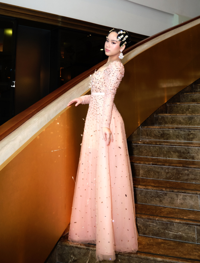 Ngọc Châu cuốn hút với style tối giản, Thanh Thanh Huyền gợi cảm trên thảm đỏ Vietnam International Fashion Week