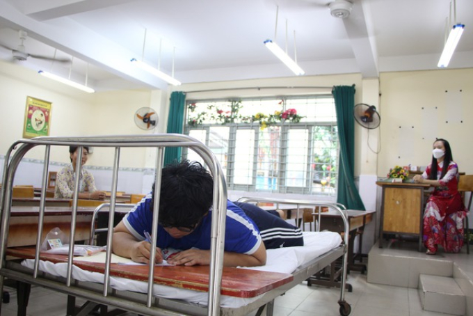 Thi tốt nghiệp THPT 2023: Có thí sinh phải nằm để làm bài Thi tốt nghiệp THPT 2023: Có thí sinh phải nằm để làm bài