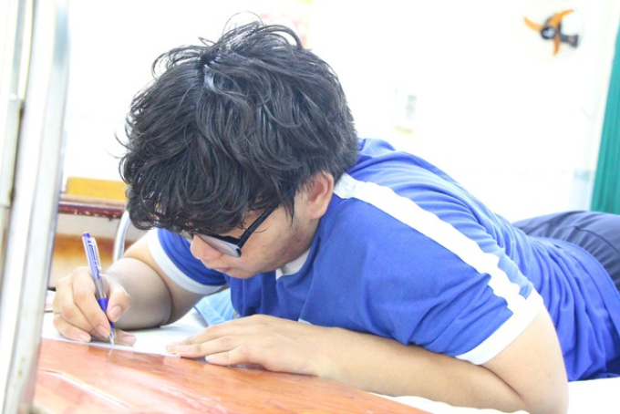 Thi tốt nghiệp THPT 2023: Có thí sinh phải nằm để làm bài Thi tốt nghiệp THPT 2023: Có thí sinh phải nằm để làm bài