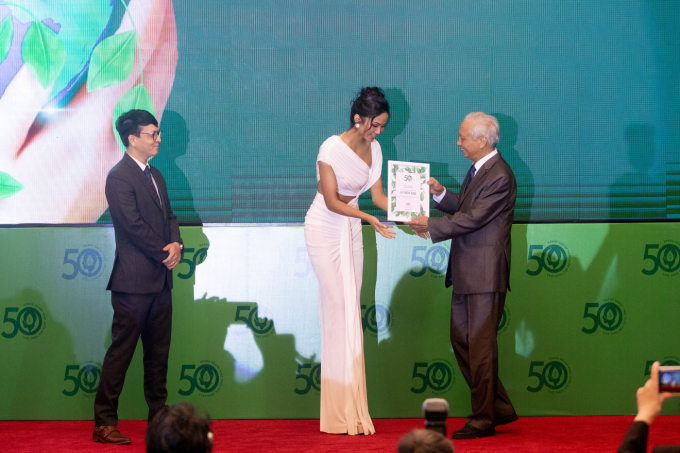 Hoa hậu HHen Niê xuất hiện lộng lẫy, nhận bằng khen đặc biệt vì những cống hiến cho cộng đồng