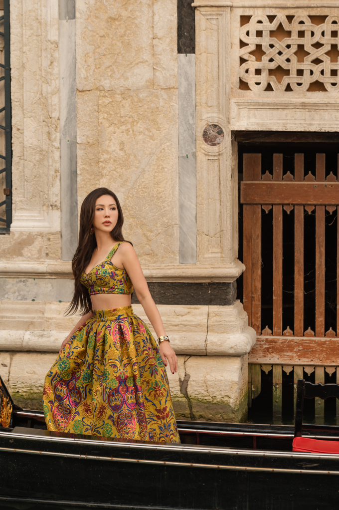 Hoa hậu Thu Hoài khoe eo thon quyến rũ tại trời Tây: Nhan sắc bị thời gian quên lãng