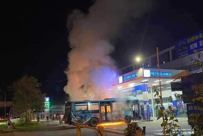 Hà Nội: Xe buýt bốc cháy ngùn ngụt bên trong cây xăng Hà Nội: Xe buýt bốc cháy ngùn ngụt bên trong cây xăng