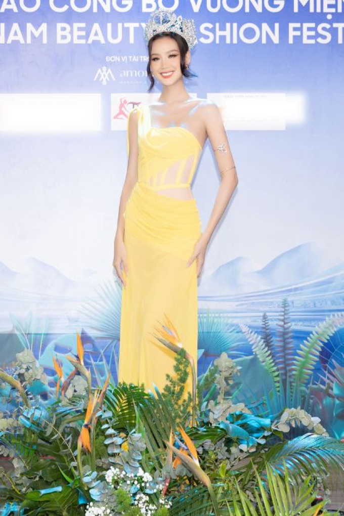 Dàn mỹ nhân đốt cháy thảm đỏ họp báo công bố vương miện Miss World Vietnam 2023