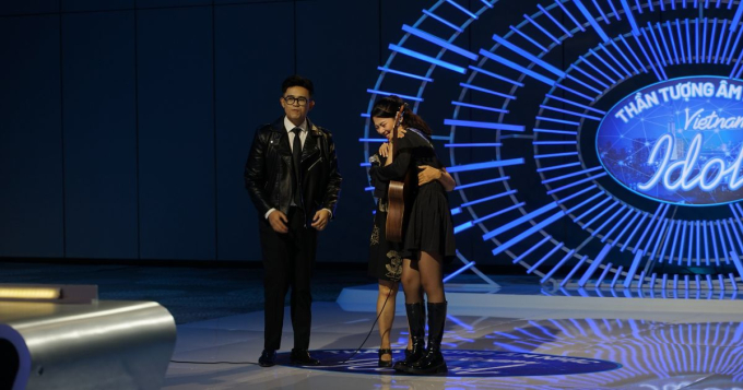 Diễn viên đóng MV Đúng cũng thành sai tái ngộ Mỹ Tâm tại Vietnam Idol, PiaLinh vỡ òa khi nhận vé vàng