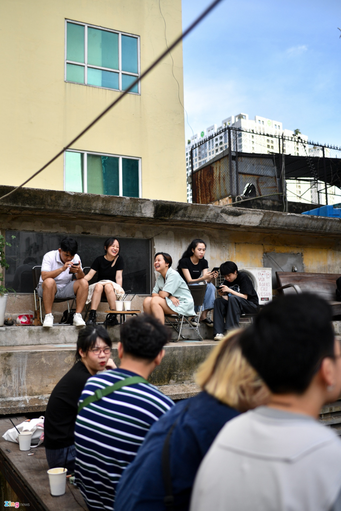 Giới trẻ TP.HCM ngồi cà phê trên mái nhà
