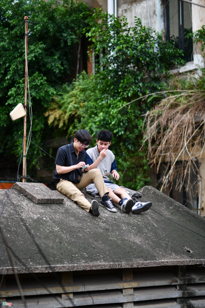 Giới trẻ TP.HCM ngồi cà phê trên mái nhà