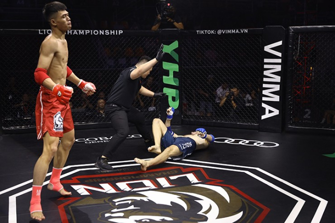 Võ sĩ MMA Việt Nam tung đòn trời giáng đấm ngất võ sĩ Anh sau 18 giây