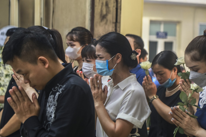 Dòng người khóc thương tiễn biệt các nạn nhân trong vụ cháy ở Khâm Thiên