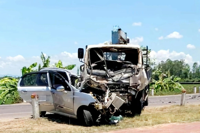 Ô tô nát bét sau tai nạn, tài xế tử vong trên ghế lái