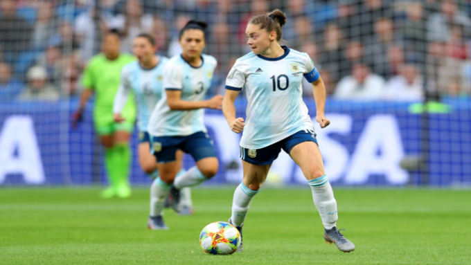 Messi tuyển nữ Argentina nhận lương 3,7 triệu đồng/tháng, dưới mức chuẩn nghèo