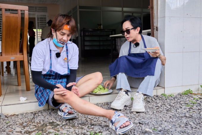 Duy Khánh gặp sự cố khi quay show thực tế, bị bỏng chân đến mức sưng đỏ vẫn không than thở