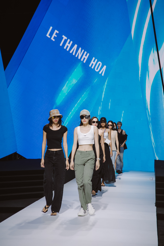 Kỳ Duyên - Minh Triệu - Minh Tú cùng dàn mẫu tổng duyệt cho đêm khai mạc Tuần lễ thời trang quốc tế Việt Nam 2023