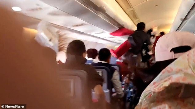 Khoảnh khắc kinh hoàng: Ở độ cao hơn 10.000m, hành khách và tiếp viên bị hất văng trong cabin vì máy bay đi vào vùng thời tiết xấu