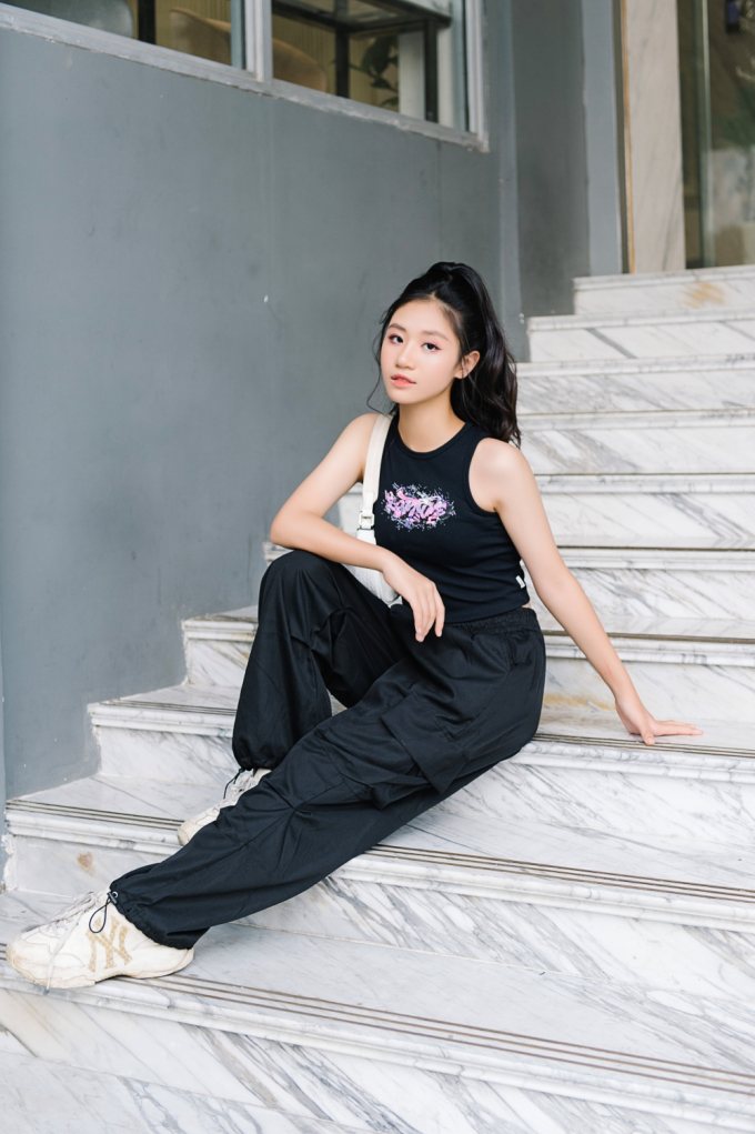 Siêu mẫu nhí Đặng Minh Anh “thăng hạng nhan sắc” với street style đầy ấn tượng