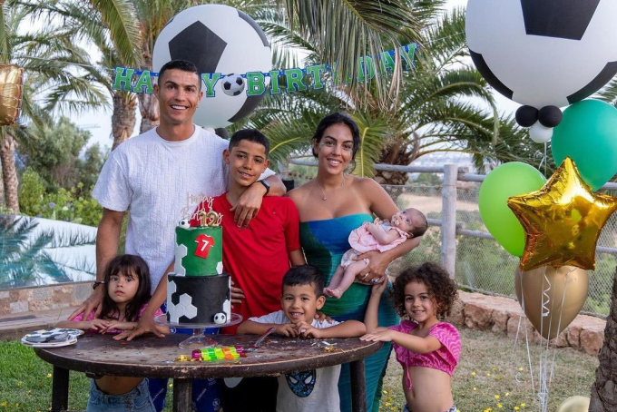 Lộ diện người phụ nữ bí ẩn đẻ đứa con đầu tiên cho Ronaldo