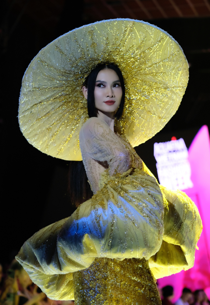 Diễn vedette tại Tuần lễ thời trang quốc tế Việt Nam 2023: Vũ Thu Phương được khen ngợi, Anh Thư lại gây tranh cãi
