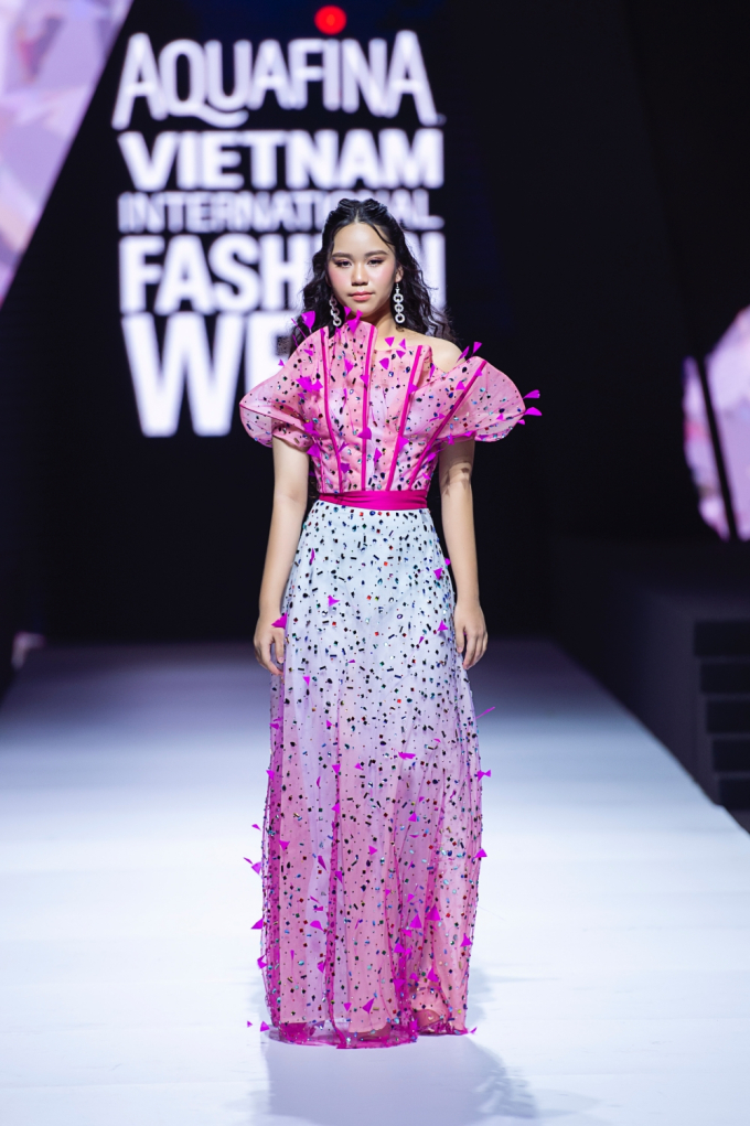 Hoa hậu Bella Vũ đánh piano, mở màn cực ấn tượng tại Tuần lễ thời trang Quốc tế Việt Nam 2023