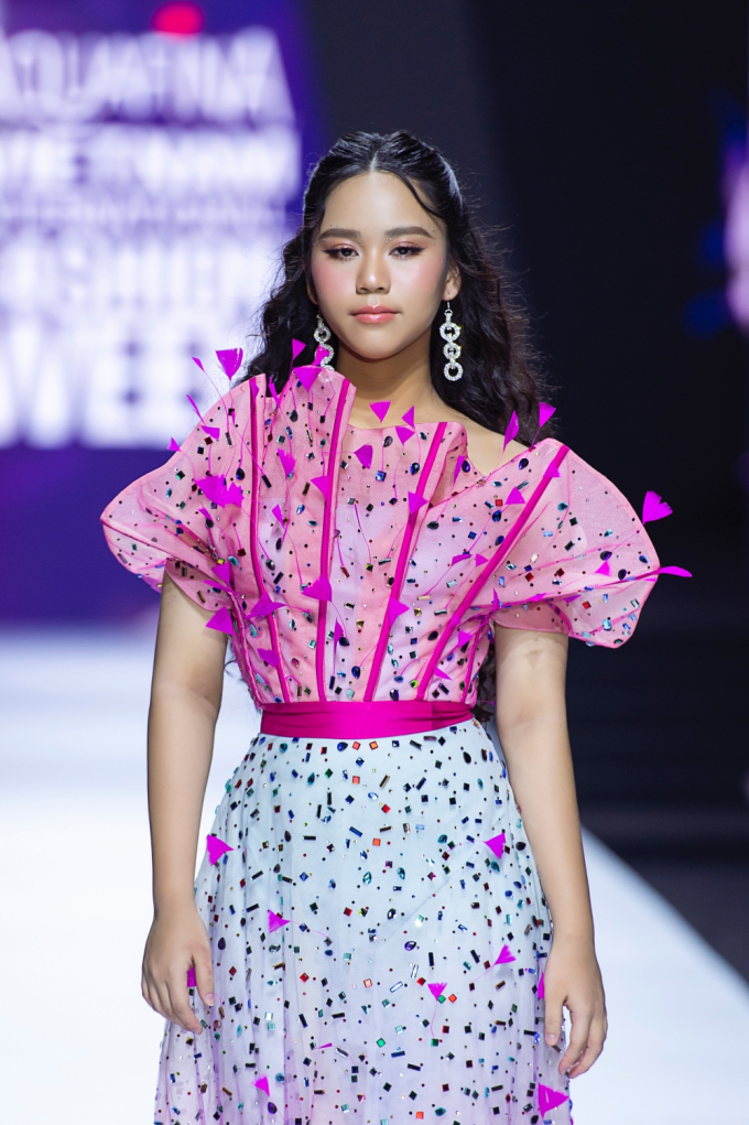 Hoa hậu Bella Vũ đánh piano, mở màn cực ấn tượng tại Tuần lễ thời trang Quốc tế Việt Nam 2023
