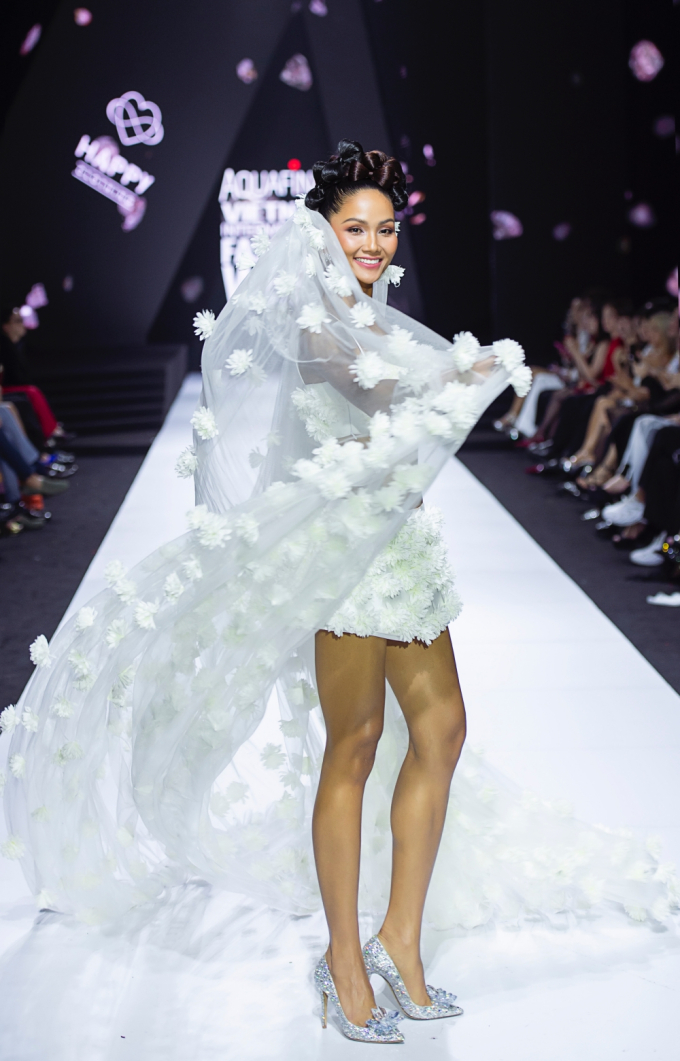 HHen Niê diện váy cưới được thiết kế từ hơn 1000 bông hoa cà phê của NTK Thảo Nguyễn