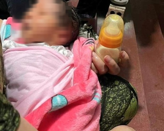Bé trai sơ sinh bị bỏ rơi trước trạm y tế cùng bỉm, sữa