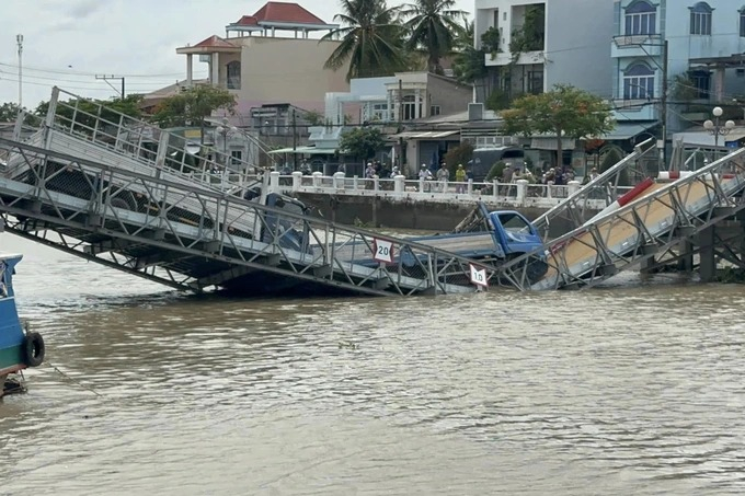 Cầu sập gãy làm đôi khi đang thử tải