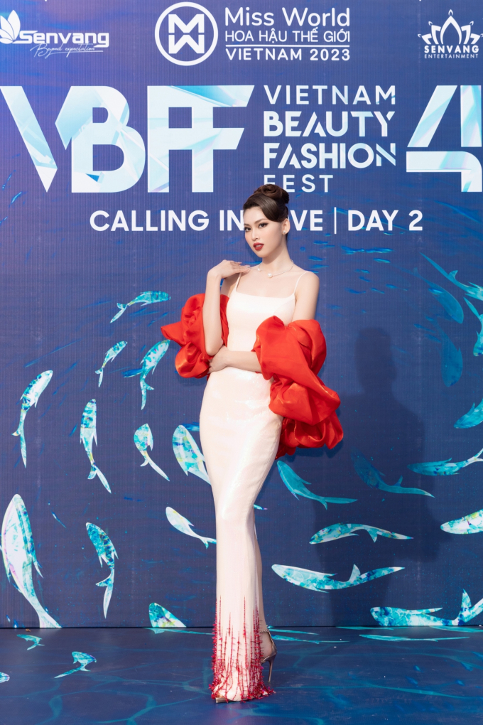 Vietnam Beauty Fashion Fest 4: Mai Phương hóa nàng tiên cá, Lọ Lem Thùy Tiên diện váy siêu to khổng lồ
