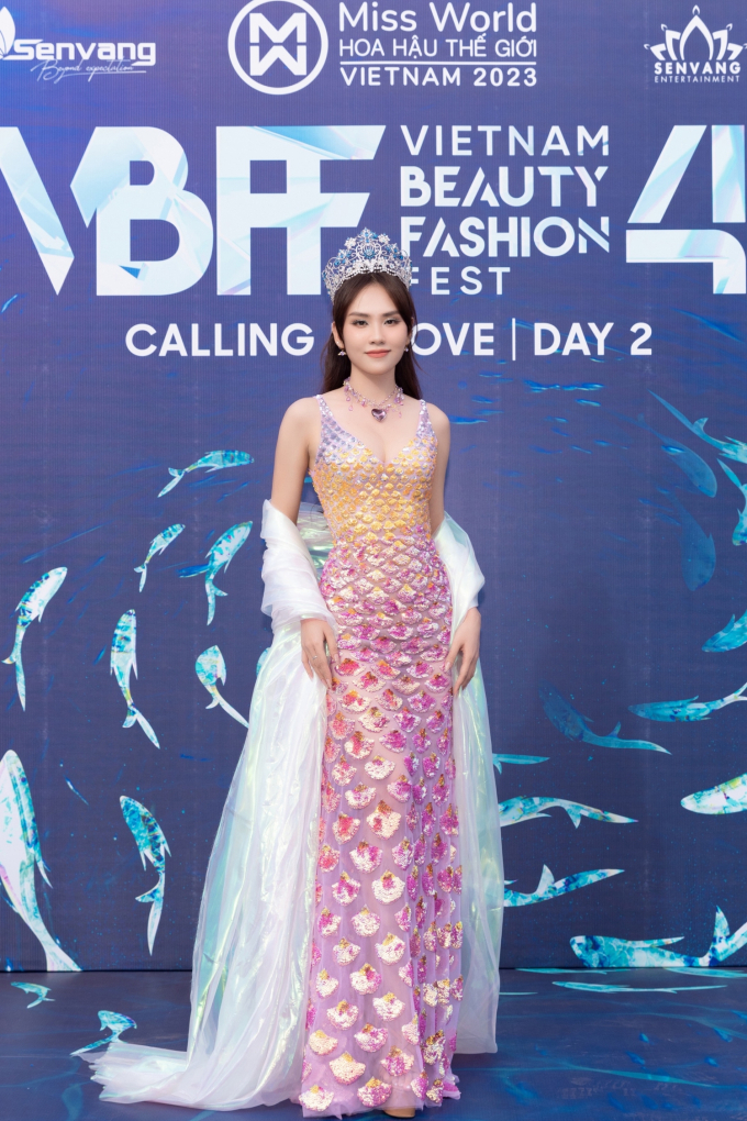 Vietnam Beauty Fashion Fest 4: Mai Phương hóa nàng tiên cá, Lọ Lem Thùy Tiên diện váy siêu to khổng lồ