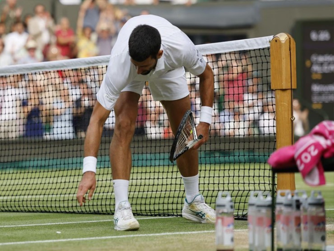 Djokovic tức tối đập nát vợt, úp mở giải nghệ sau chung kết Wimbledon