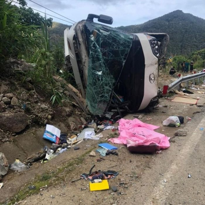 Khánh Hòa: Xe chở đoàn du khách nước ngoài gặp nạn, bốn người tử vong