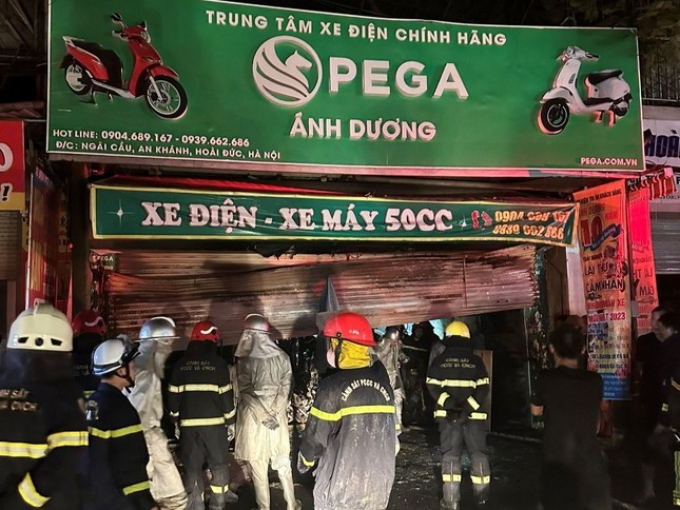 Hà Nội: Cháy cửa hàng kinh doanh xe máy điện, 3 người trong gia đình tử vong