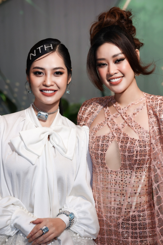 Hoa hậu Nông Thúy Hằng diện trang sức 5 tỷ đồng dự sự kiện