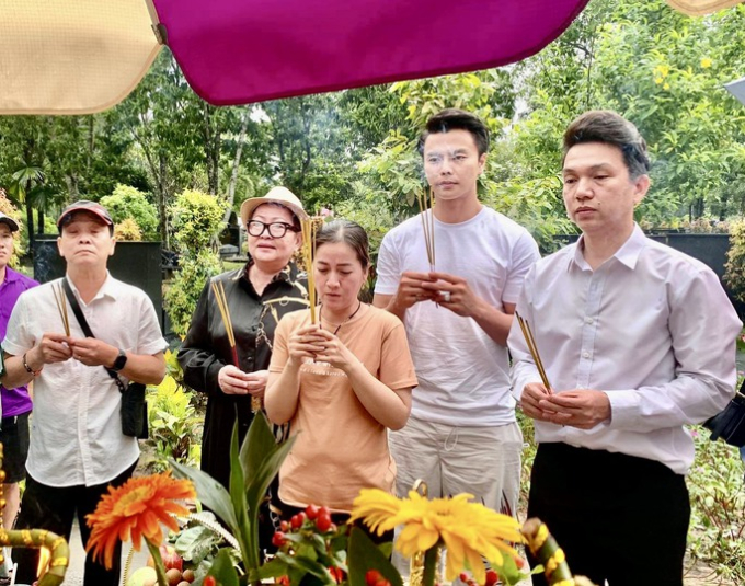 Diễn lại vai Liêm để đời của cố NSƯT Vũ Linh, Võ Minh Lâm lên viếng mộ tiền bối cùng ê-kíp Cô đào hát