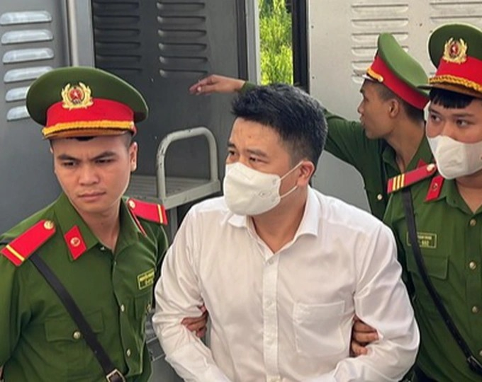 Nữ doanh nhân khóc xin được chịu án tù thay cựu Phó Giám đốc Công an Hà Nội